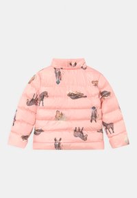 Polstret jakke i blød pink med hesteprints. Har en høj krave og trykknapper, designet til varme og komfort.