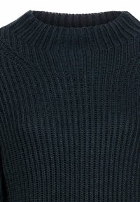 Dunkelblaues, geripptes Strickoberteil mit hohem Kragen und strukturiertem Stoff. Das Muster besteht aus vertikalen Linien.