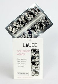 Wraps de vernis à ongles noirs avec des motifs floraux blancs. Le pack comprend 16 wraps. Caractéristiques : application facile, retrait facile et qualité longue durée.