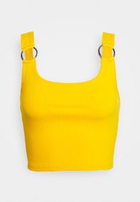 Žlutý žebrovaný krátký top s hranatým výstřihem, silnými ramínky se stříbrnými kroužky a přiléhavým střihem.