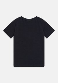 Camiseta de algodón negra de manga corta, vista desde atrás sobre un fondo blanco.