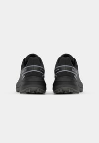 Zwarte trailrunningschoenen met een textured mesh bovenkant, rubberen zool en reflecterende accenten. Beschikt over een versterkte hiel en een gevoerde kraag.
