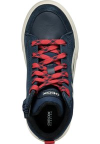 Sneaker alta navy con lacci a motivo rosso e nero. Presenta una tomaia in pelle e suede, cuciture tonali e una suola in gomma bianca.