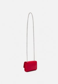 Borsa a tracolla in pelle rossa di forma rettangolare, con una tracolla in catena argentata e una finitura liscia e lucida.