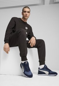 Puma ST RUNNER - Sneakers basse - evening sky-vapor gray-club navy- white