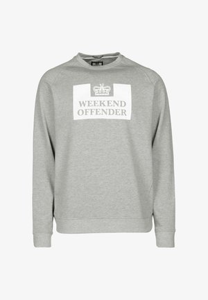 Harmaa collegepaita pitkällä hihalla, pyöreällä pääntiellä ja valkoisella suorakulmaisella kuvalla, jossa lukee "WEEKEND OFFENDER" sekä kruunukuvio.