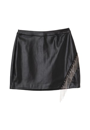 Schwarzer Kunstleder-Minirock mit asymmetrischem Design und kaskadierenden Kettenakzenten auf einer Seite. Glatte Textur, figurbetonter Schnitt.