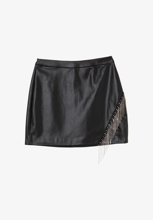 Schwarzer Kunstleder-Minirock mit asymmetrischem Design und kaskadierenden Kettenakzenten auf einer Seite. Glatte Textur, figurbetonter Schnitt.