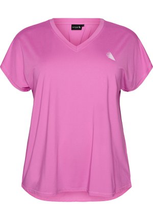 Różowa koszulka sportowa z krótkim rękawem i dekoltem w serek z małym białym geometrycznym logo na górnej lewej części klatki piersiowej.
