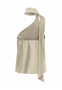 Haut en satin beige à une épaule avec une longue bretelle fluide nouée autour du cou, présentant une taille froncée et un design sans manches.