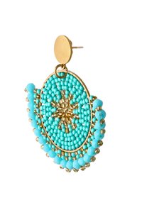 Turkise øreringe med perler og en gylden cirkulær bagside, der har et indviklet design og tekstur skabt af små perler og detaljer.