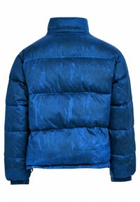 Modrá nafukovacia bunda s lesklým povrchom. Má horizontálne prešité panely a stojací golier. Elastické manžety na rukávoch.