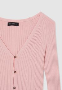 Cardigan en tricot côtelé rose clair avec col en V, manches longues et trois petits boutons ronds sur le devant, taille small par Calliope.