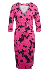 Roze bloemenprint wikkeljurk met een diepe V-hals, driekwart mouwen en een getailleerde pasvorm op een zwarte achtergrond.