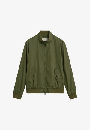 Giacca leggera verde oliva con colletto alto, zip frontale, due tasche con bottone e polsini a costine. Realizzata in tessuto liscio e durevole.