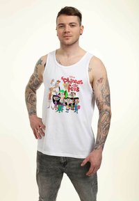 Camiseta de tirantes blanca con coloridos personajes de dibujos animados de "Phineas y Ferb". La tela parece suave, con un ajuste casual y gráficos en la parte frontal.