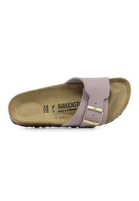 Sandalo Birkenstock lilla con una larga fascia, dettaglio della fibbia dorata, soletta in sughero e suola in gomma nera testurizzata. Misura 38.