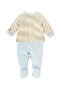 Top de manga larga a rayas en tonos beige y crema, con detalles en azul claro, combinado con pantalones lisos en azul claro con pies.