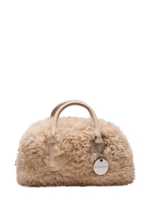 Sac à main beige en fausse fourrure pelucheuse avec des poignées en cuir arrondies et une étiquette circulaire en métal de la marque attachée par une chaîne.