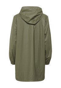 Jachetă impermeabilă de culoare verde măsliniu, cu glugă, dotată cu manșete elastice și un croi lejer. Textură netedă, fără închideri sau modele vizibile.
