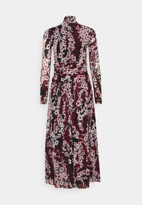 Pitkähihainen mekko, jossa on kukkakuosi vaaleanpunaisena, valkoisena ja punaisena mustalla taustalla, tiukalla vyötäröllä ja laineikkaalla hameella.