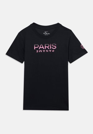 Schwarzes Nike T-Shirt mit kurzen Ärmeln, rosa "PARIS" und auf dem Kopf stehendem "PANAME" Text vorne sowie einem kleinen runden Logo auf dem linken Ärmel.