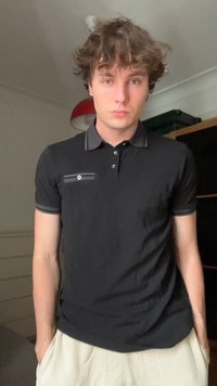 Schwarzes Polohemd mit grauen Akzenten, ausgestattet mit einer Knopfleiste und einer aufgesetzten Tasche mit Streifen. Einfaches Design mit weichem Material.