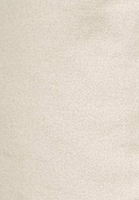 Tissu beige uni avec une texture tissée subtile, présentant une surface uniforme, douce et lisse.