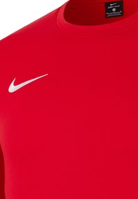 Rood Nike Dri-FIT shirt met een ronde hals. Het materiaal lijkt glad en rekbaar. Bevat een wit Nike swoosh-logo op de linkerkant van de borst.
