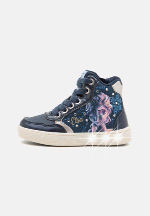 Høj-sko sneakers med en marineblå syntetisk overdel, prydet med et design af Elsa, sølvnitter og lysende sål-accenter. Hvid gummisåler.