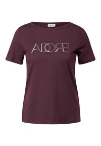 T-shirt bordeaux à manches courtes avec un motif texturé, arborant le mot "ADORE" imprimé en argent à l'avant. Encolure ronde, coupe décontractée.
