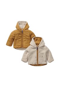 Twee jassen: een mosterdkleurige puffer met een ritssluiting aan de voorkant en een crèmekleurige fleecejas met zwarte stippen, beide met capuchons en contrasterende voeringen.