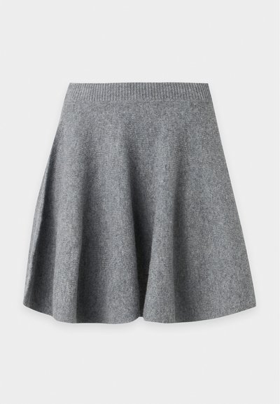 Jupe en maille grise en ligne A avec taille côtelée, posée à plat sur un fond blanc, montrant une texture douce et un léger évasement.