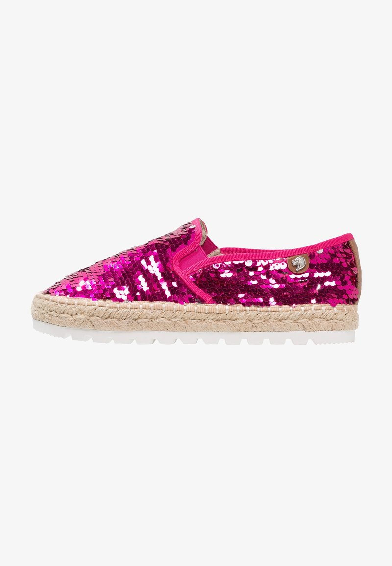 Chaussure slip-on couverte de sequins roses brillants avec une semelle beige tressée et un petit logo métallique sur le côté.