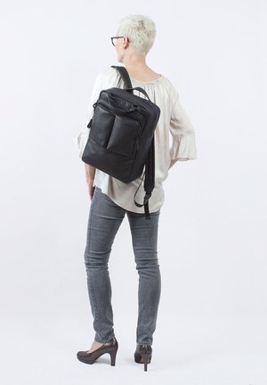 Zaino in pelle nera con numerose tasche con zip, finitura texture, spallacci regolabili e design strutturato.