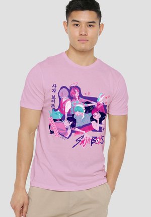 NETFLIX, KPOP DEMON HUNTERS SAJA BOYS SCRAPBOOK GROUP - Print T-shirt - pink