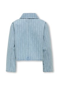 Kratka denim jakna v svetlo modri barvi z navpičnimi belimi črtami. Ima klasičen ovratnik in raztrgan rob. Dolgi rokavi s prilegajočimi se manšetami.