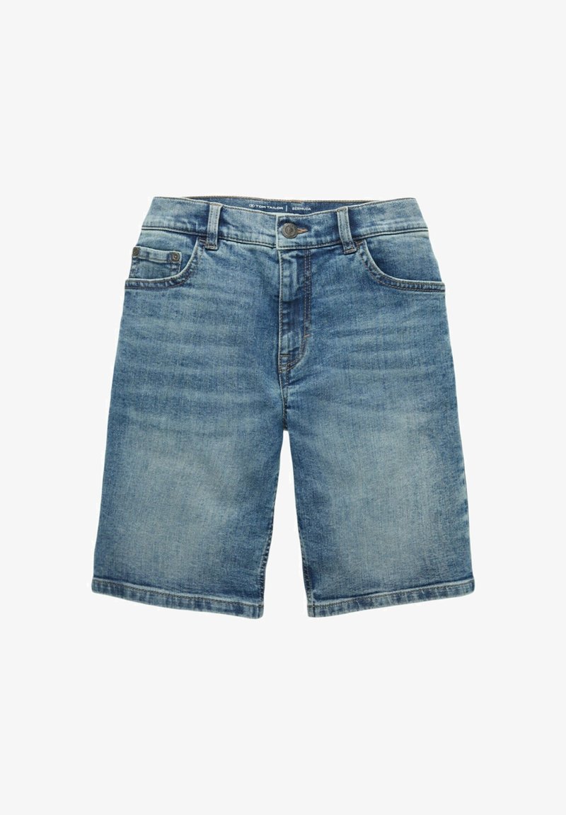 Short en denim bleu longueur genou avec bouton devant, fermeture éclair et design à cinq poches, posé à plat sur fond blanc.