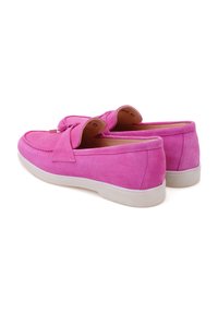 Rosa Wildlederschuhe zum Hineinschlüpfen mit einer Schleifenapplikation, weißer Gummisohle und rundem Zehendesign. Glatte Textur, sauberes Design.