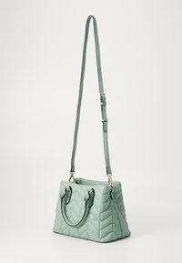Pehelytöltésű menta zöld kézitáska dupla felső füllel és állítható vállpánttal. Aranyszínű kiegészítők és strukturált forma jellemzi.