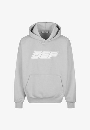 Világosszürke kapucnis pulóver elülső zsebbel és állítható kapucnival. Elöl egy nagy fehér "DEF" logó található. Puha anyagból készült, bordás mandzsettákkal.