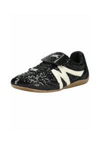 Scarpa atletica nera con paillettes, caratterizzata da un logo e dettagli bianchi, design low-profile e una striscia in velcro sopra i lacci tradizionali.
