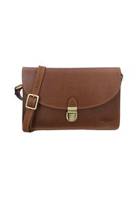 Brun läder crossbody-väska med klaffstängning, mässingsspänne och justerbar rem. Har synliga sömmar och en slät yta.