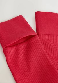 Klare røde ribbede sokker med en foldet manchet design. Lavet af blødt materiale, med lodret ribbet tekstur og en glat overflade.
