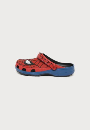 Κόκκινο και μπλε clog slip-on με μαύρο σχέδιο ιστού, λευκό σχέδιο ματιού επάνω και ρυθμιζόμενο πίσω λουράκι με έμβλημα αράχνης.