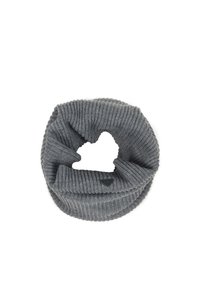 Pilkas megztas begalybės šalikas su gofruota faktūra ir mažu logotipo lopinėliu. Audinys atrodo minkštas ir elastingas.