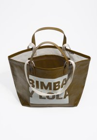 Olivnozeleni sijajni torba z belo in rjavo "BIMBA Y LOLA" logotipom. Ima dve ročici in notranji žep z zadrgo.