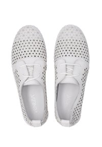 Weiße Schnürschuhe mit einem gemusterten Design, das schwarze geometrische Formen zeigt. Weiches Material mit einer strukturierten Oberfläche und einer runden Zehenpartie.
