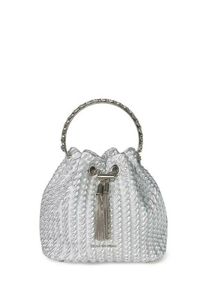 Bolso blanco de textura con cierre de cordón, asa de cadena plateada y detalles de borlas sobre un fondo liso.