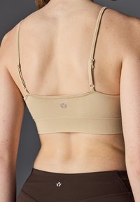Even&Odd active 2 PACK ESSENTIAL SEAMLESS LIGHT SUPPORT SPORTS BRA - Αθλητικό σουτιέν ελαφριάς στήριξης - beige/black